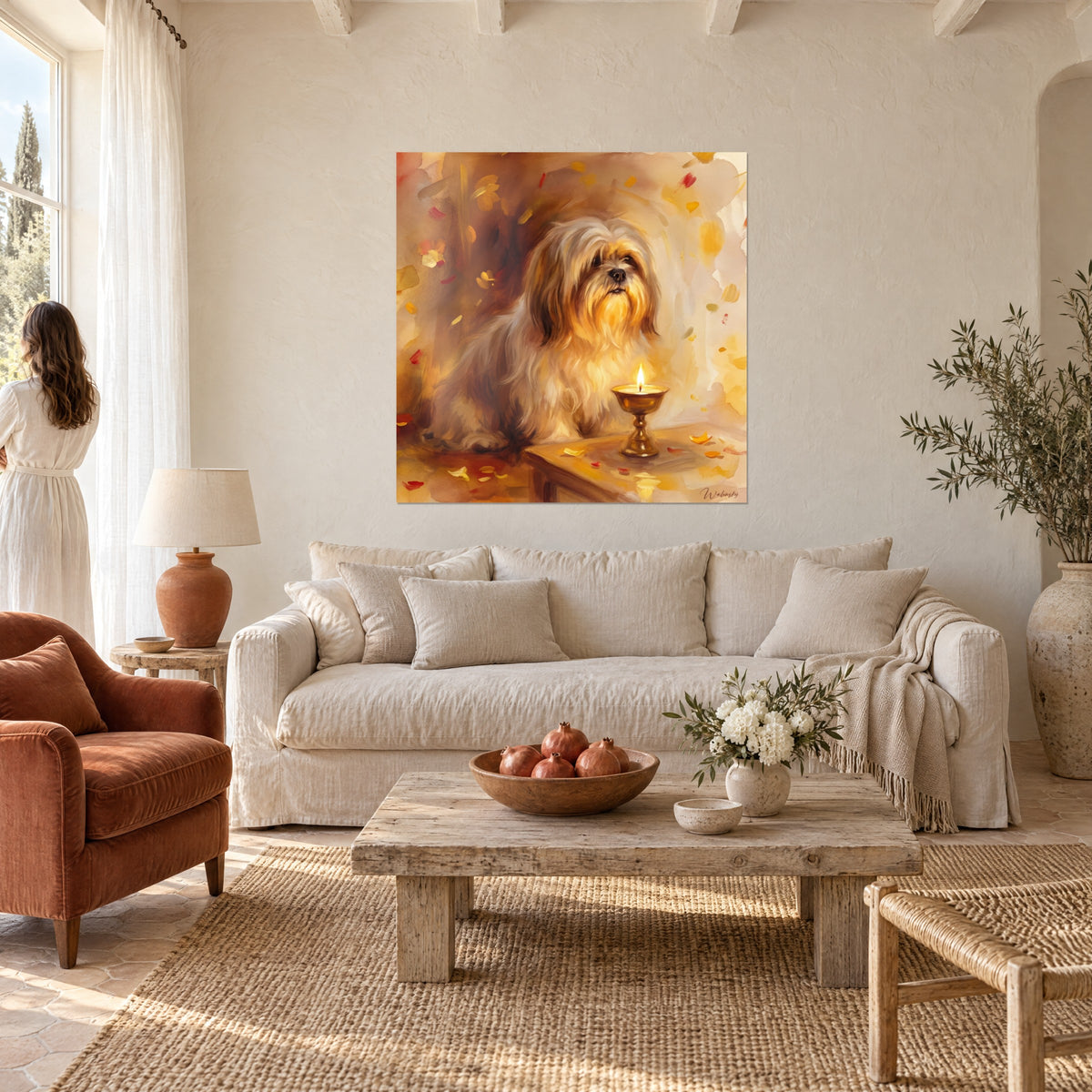 Πίνακας σκύλου Lhasa Apso με μακριά κρεμ και μελί τρίχα, χρυσή φλόγα κεριού, γυναίκα από πίσω, πάνω από καναπέ σε φωτεινό σαλόνι