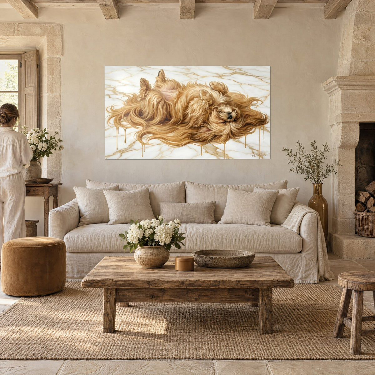 Tableau chien aux longs poils dorés étalé sur marbre blanc veiné d'or, couple de dos, au-dessus d'un canapé dans un salon lumineux