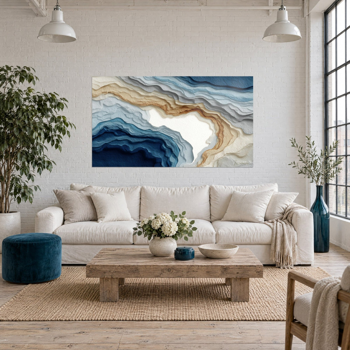 Tableau strates ondulantes de papier bleu marine et ocre doré, cœur blanc ouvert, au-dessus d'un canapé dans un salon lumineux