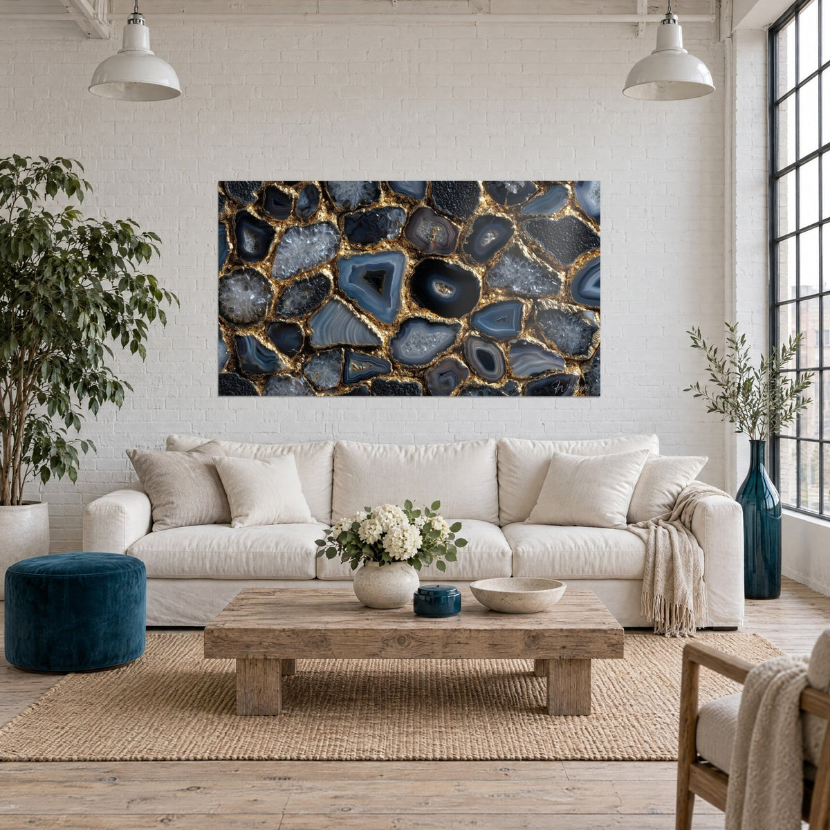 Gemälde blaugraue Achate mit goldenen Linien, an einer weißen Ziegelwand über einem Sofa in einem hellen Wohnzimmer