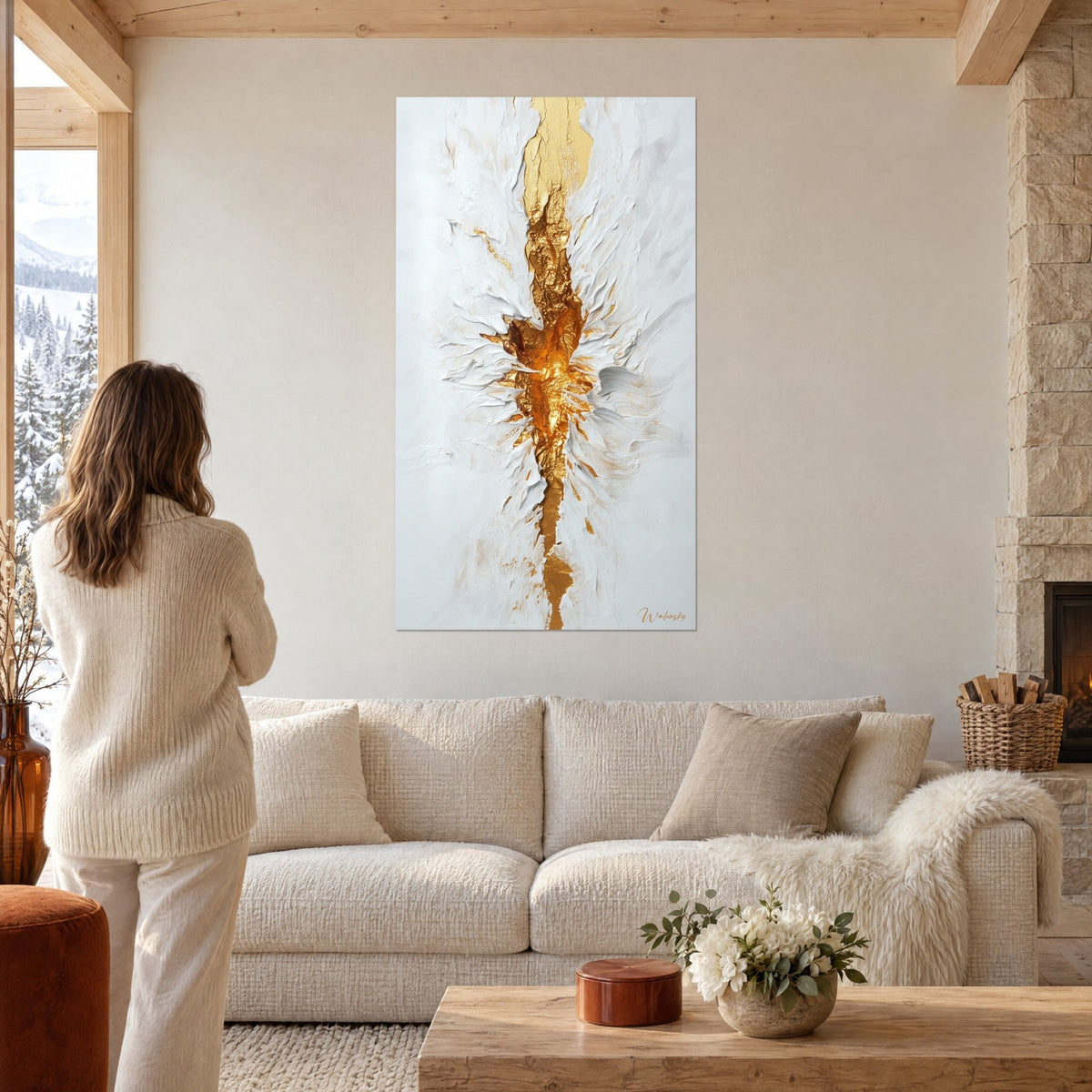 Tableau fissure dorée jaillissant d'un marbre blanc en relief, femme de dos en pull crème, au-dessus d'un canapé dans un salon lumineux