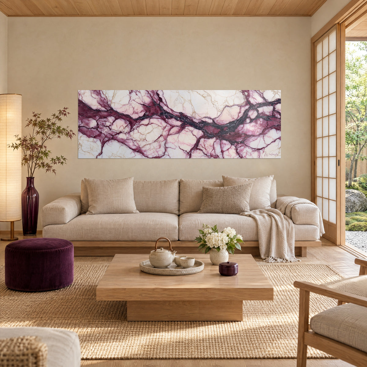 Tableau marbre pourpre veiné de noir sur fond ivoire, panoramique, au-dessus d'un canapé dans un salon lumineux