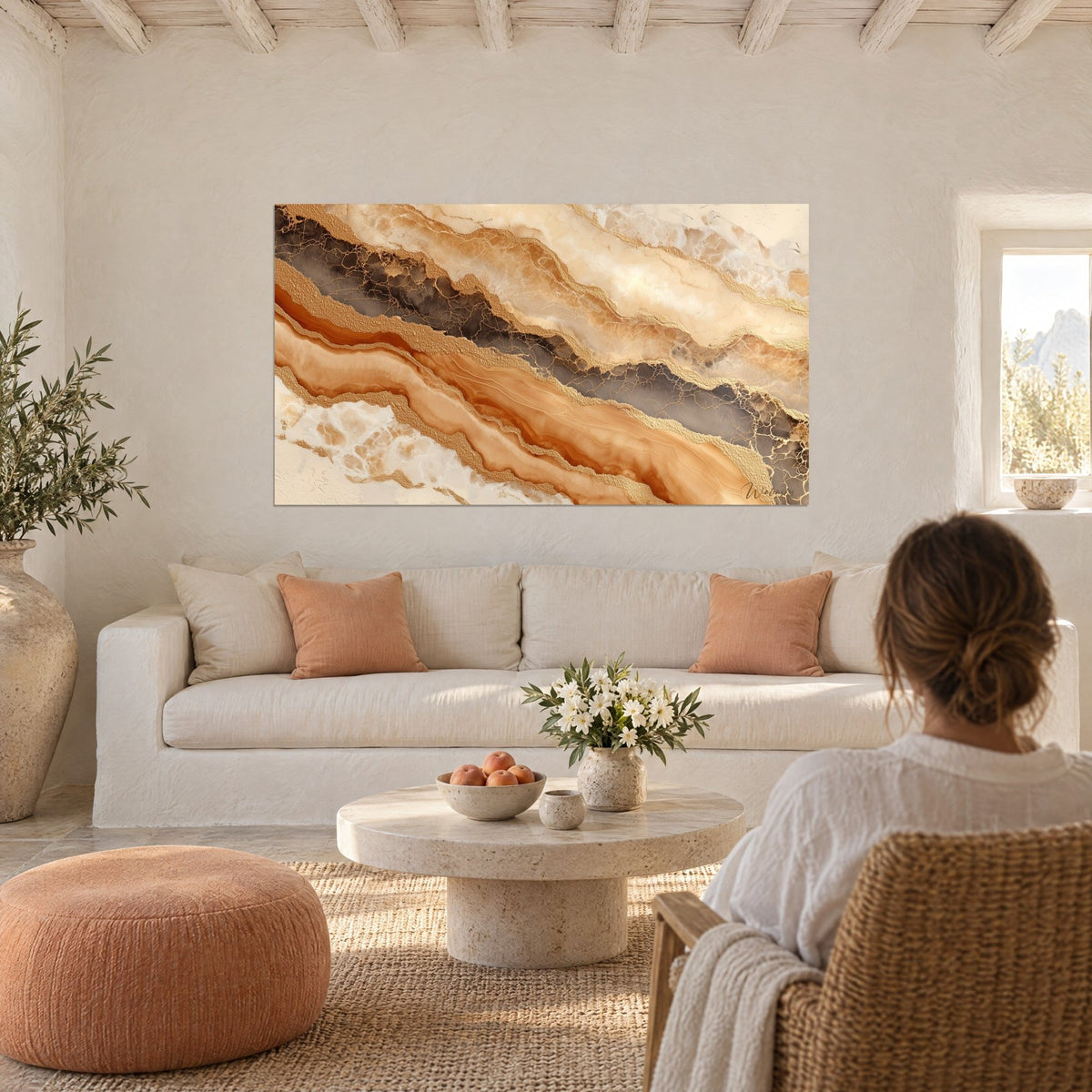 Tableau marbre abstrait aux veines dorées sur fond sienne et crème, au-dessus d'un canapé dans un salon lumineux