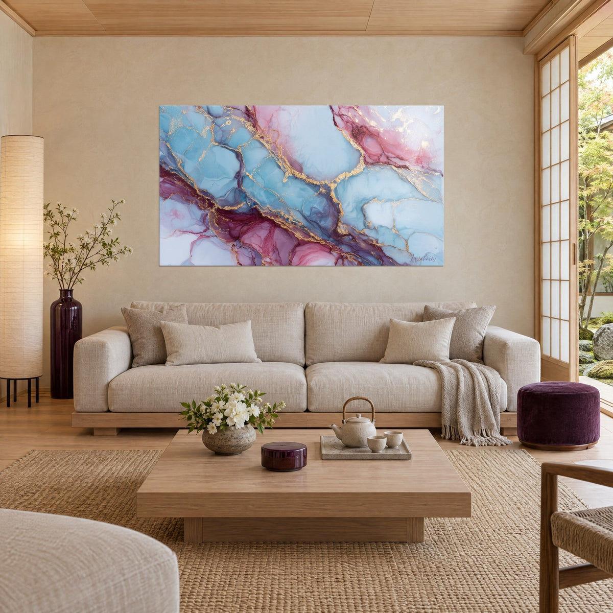 Tableau marbre fluide bleu ciel et rose, veines dorées scintillantes, au-dessus d'un canapé dans un salon lumineux