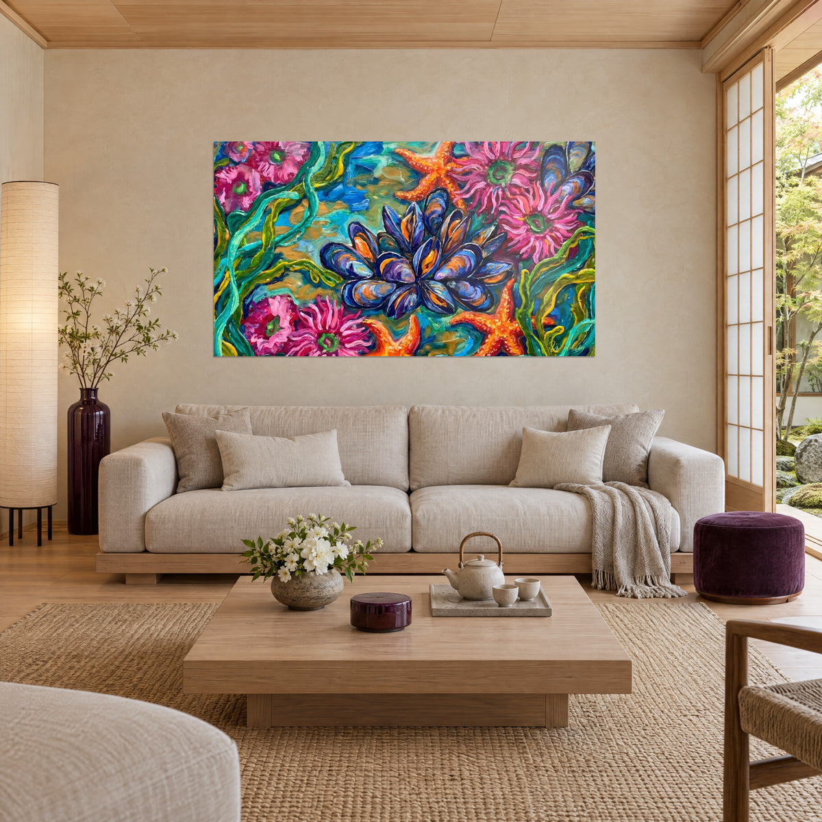 Quadro grappolo di cozze blu notte con riflessi arancio, anemoni rosa e stelle marine, sopra un divano in un soggiorno luminoso