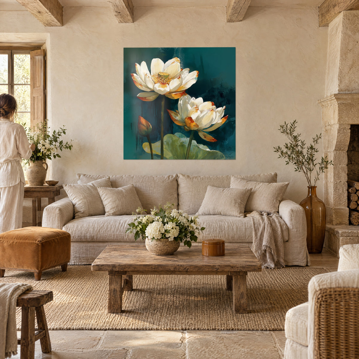 Quadro di ninfee avorio con petali ramati su fondo turchese profondo, due persone di spalle, sopra un divano in un soggiorno luminoso