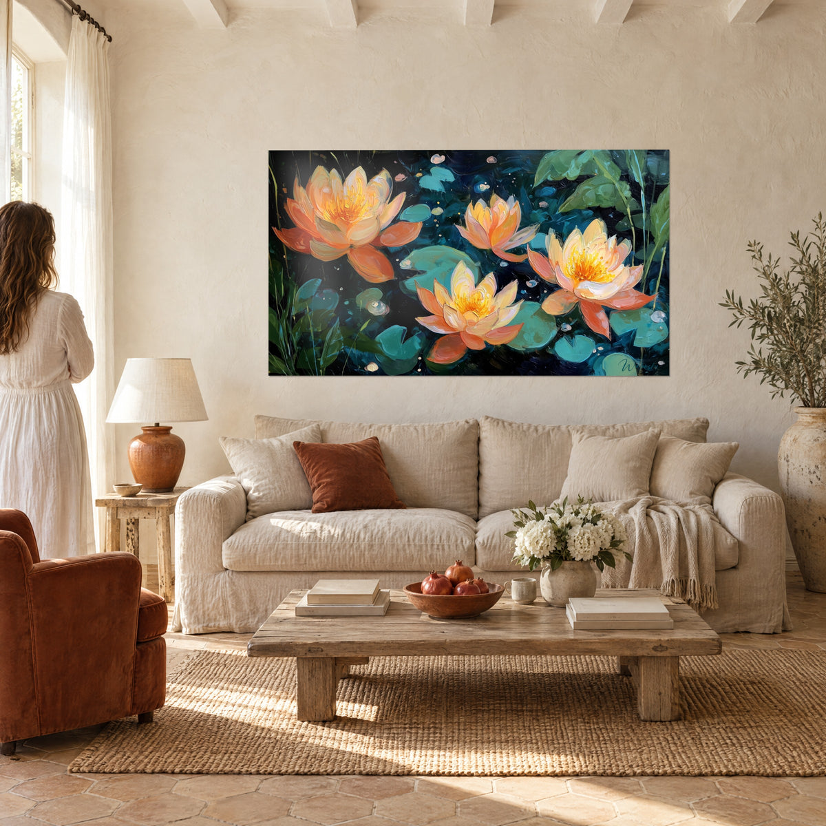 Quadro ninfee arancioni con cuori gialli su acqua turchese, foglie verde abete, donna di spalle, sopra un divano in un soggiorno luminoso