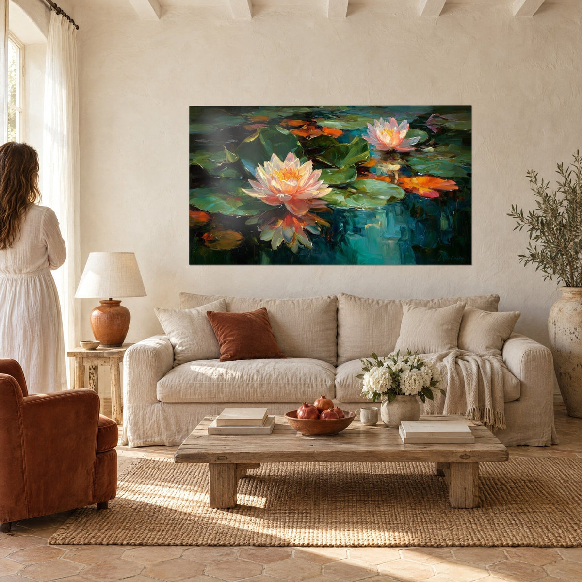 Quadro ninfea rosa dai petali madreperlacei su acqua turchese, foglie verde scuro, donna di spalle, sopra un divano in un soggiorno luminoso