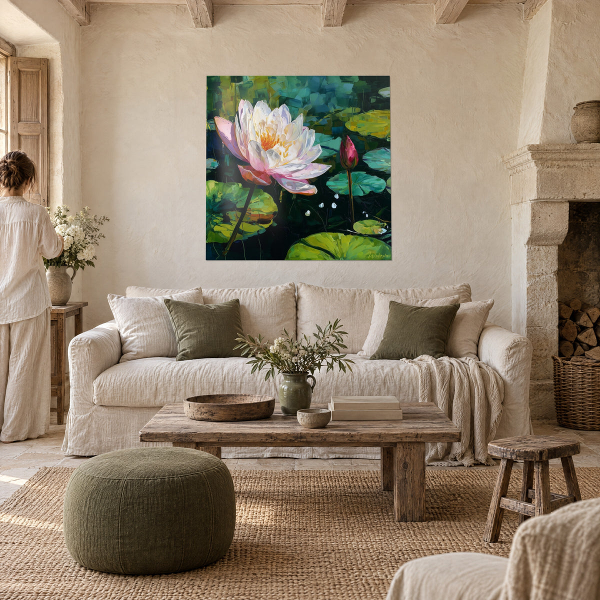 Gemälde Seerosen rosa und weiß mit orangefarbenem Herz, zartgrüne Blätter, zwei Personen von hinten über einem Sofa in einem hellen Wohnzimmer