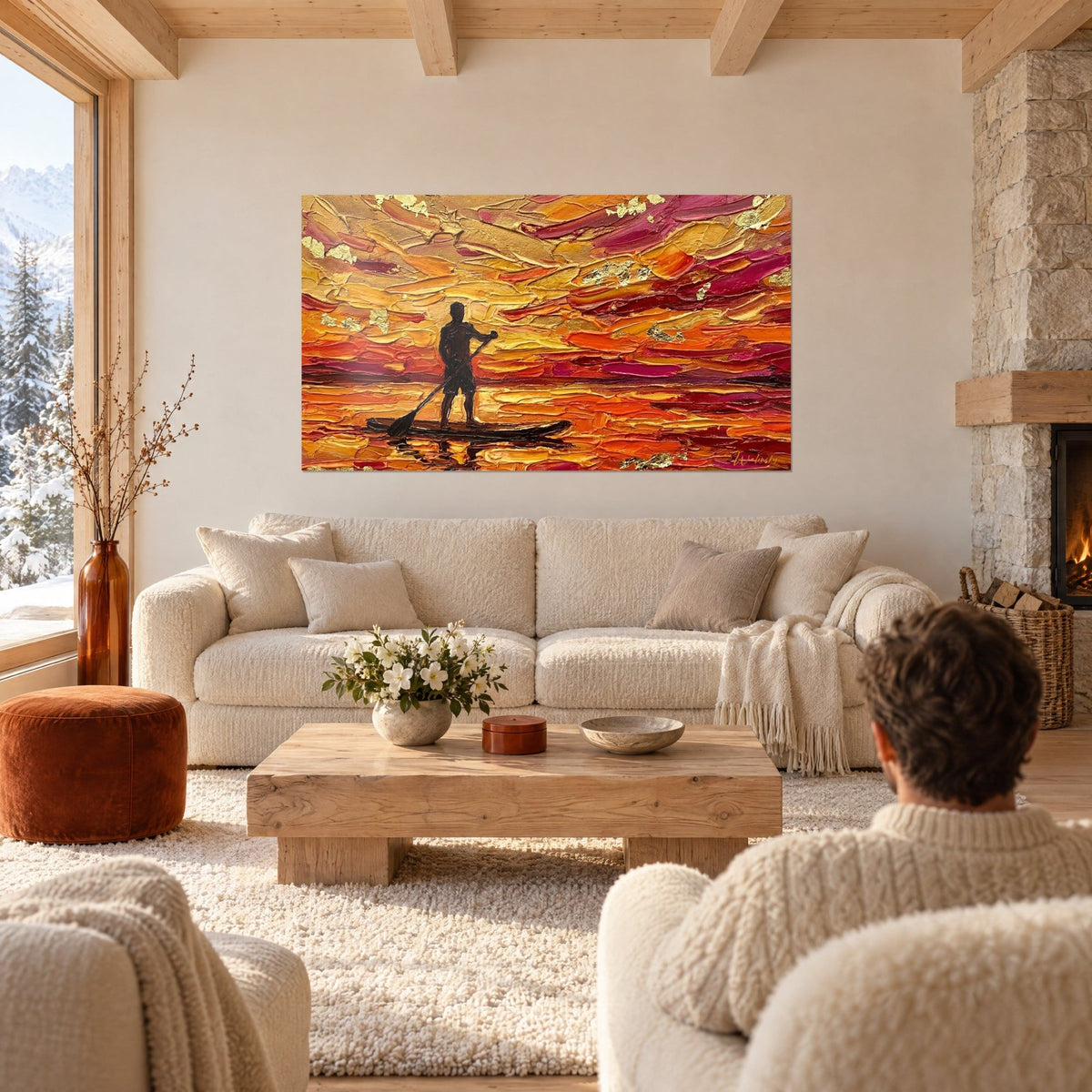 Gemälde eines einsamen Paddlers als braune Silhouette, der über ein orangefarbenes und purpurrotes Meer gleitet, über einem Sofa in einem hellen Wohnzimmer hängend