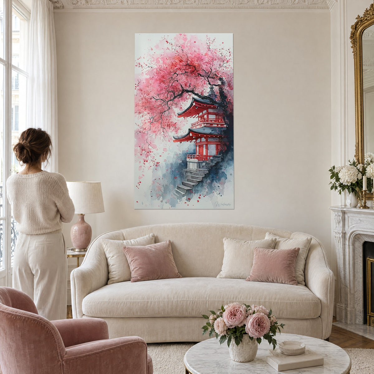 Πίνακας με κόκκινη παγόδα κάτω από ανθισμένη ροζ κερασιά σε ακουαρέλα, γκρι σκάλα και μπλε ομίχλη, γυναίκα από πίσω, πάνω από καναπέ σε φωτεινό σαλόνι