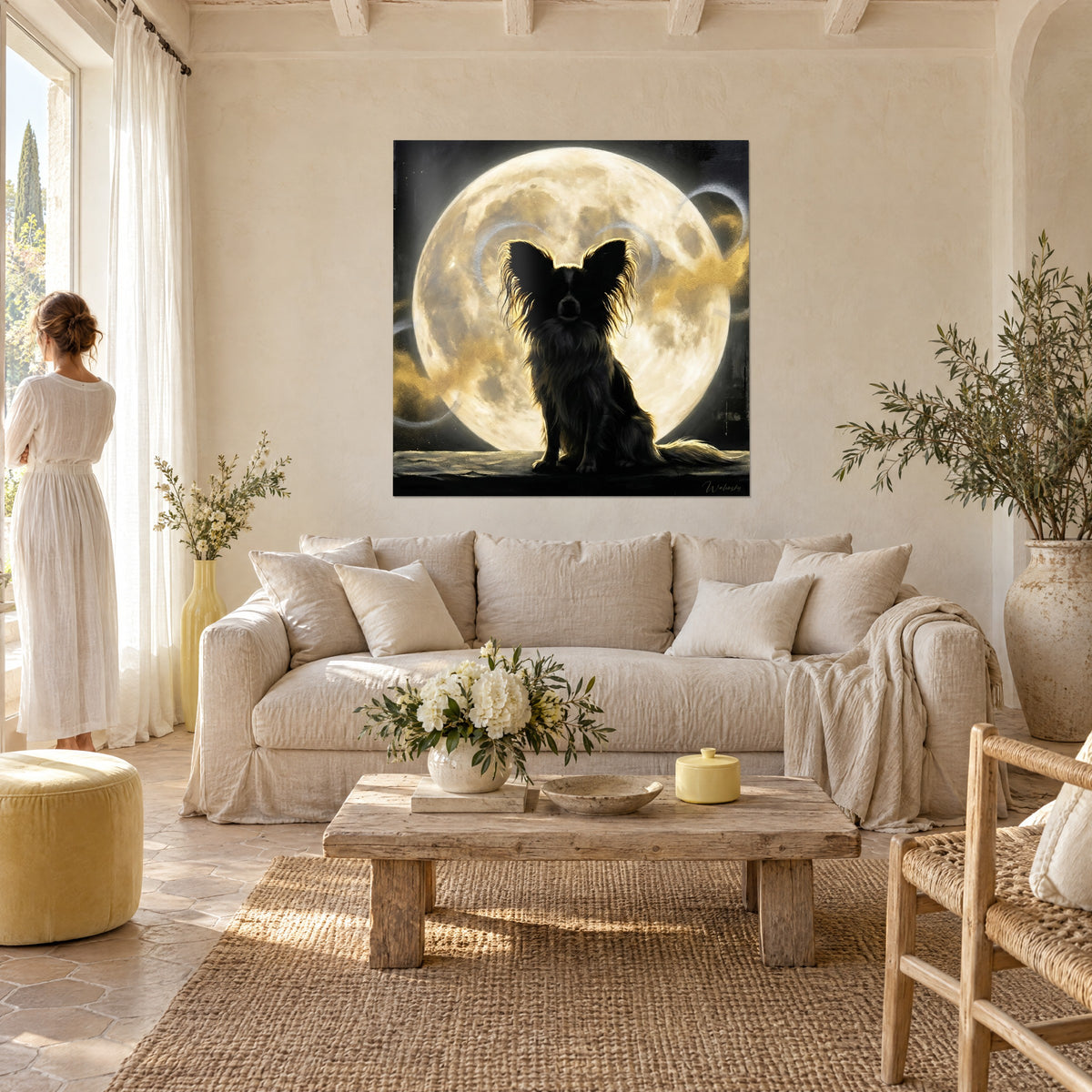 Gemälde Schmetterlingshund im Gegenlicht vor goldenem Mond, goldgesäumte Ohren, Frau von hinten, über einem Sofa in einem hellen Wohnzimmer