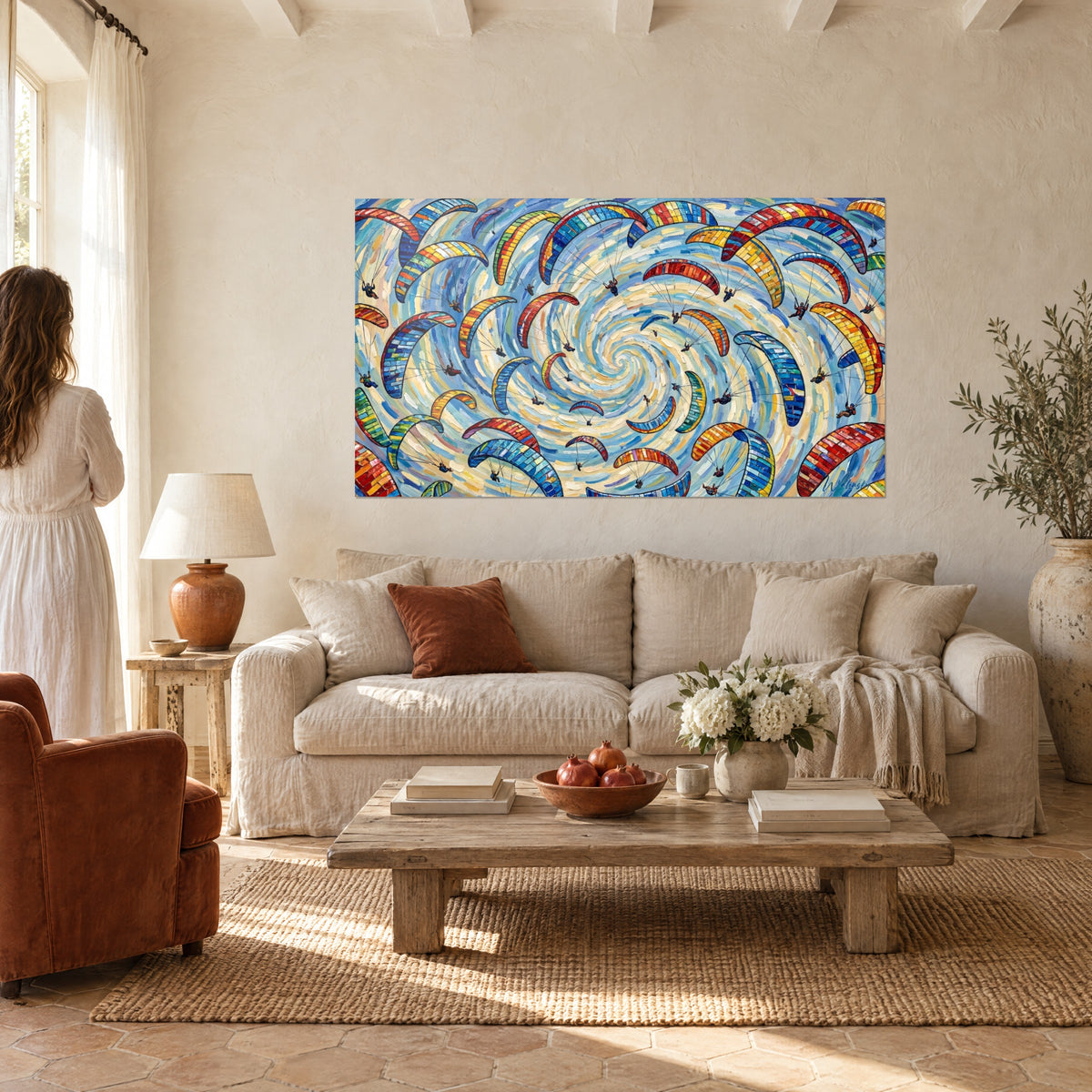 Gemälde Gleitschirmsegel in blauer und gelber Spirale, dicke Pinselstriche, über einem Sofa in einem hellen Wohnzimmer