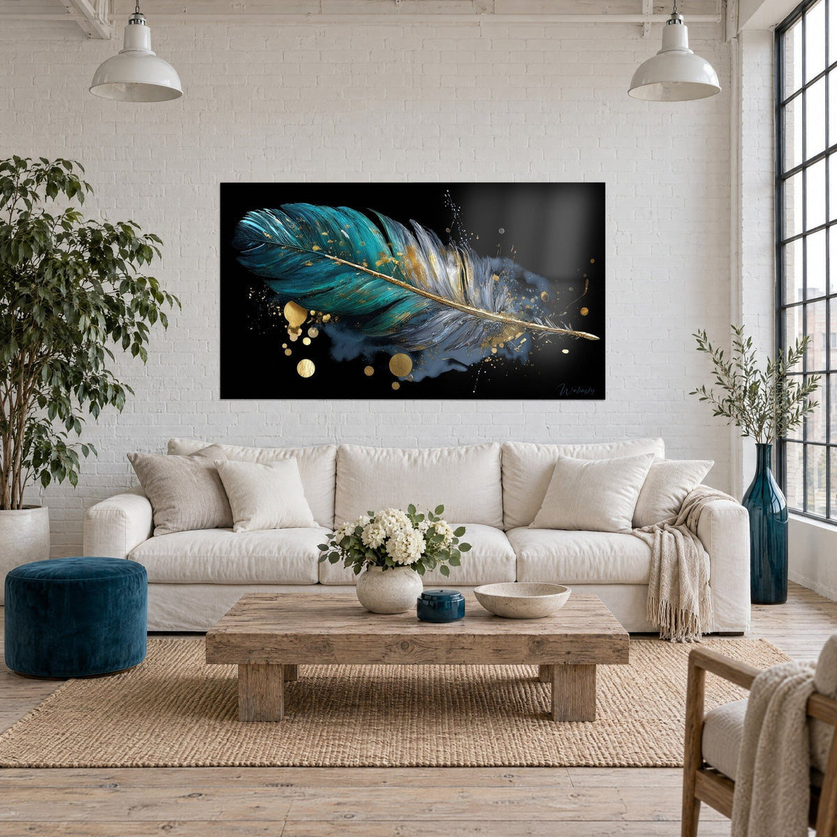 Quadro piuma turchese con barbe incise e scaglie dorate su fondo nero, fusto dorato, sopra un divano in un soggiorno luminoso