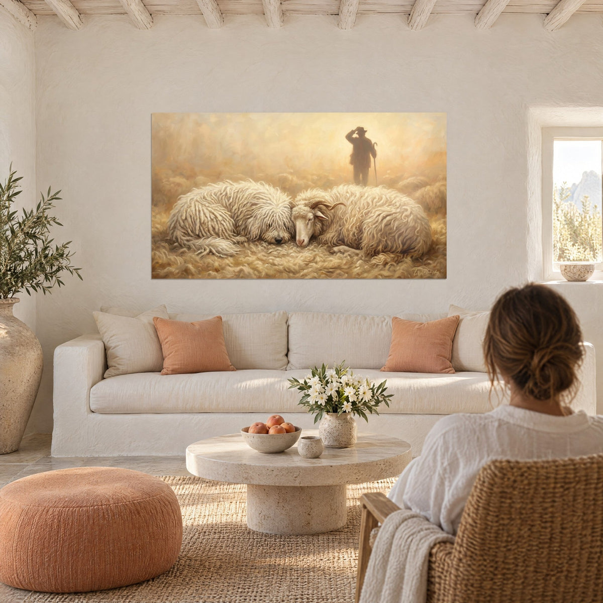 Tableau chien puli à dreadlocks blanches blotti contre un bélier cornu, laine crème et fond ocre doré, au-dessus d'un canapé dans un salon lumineux