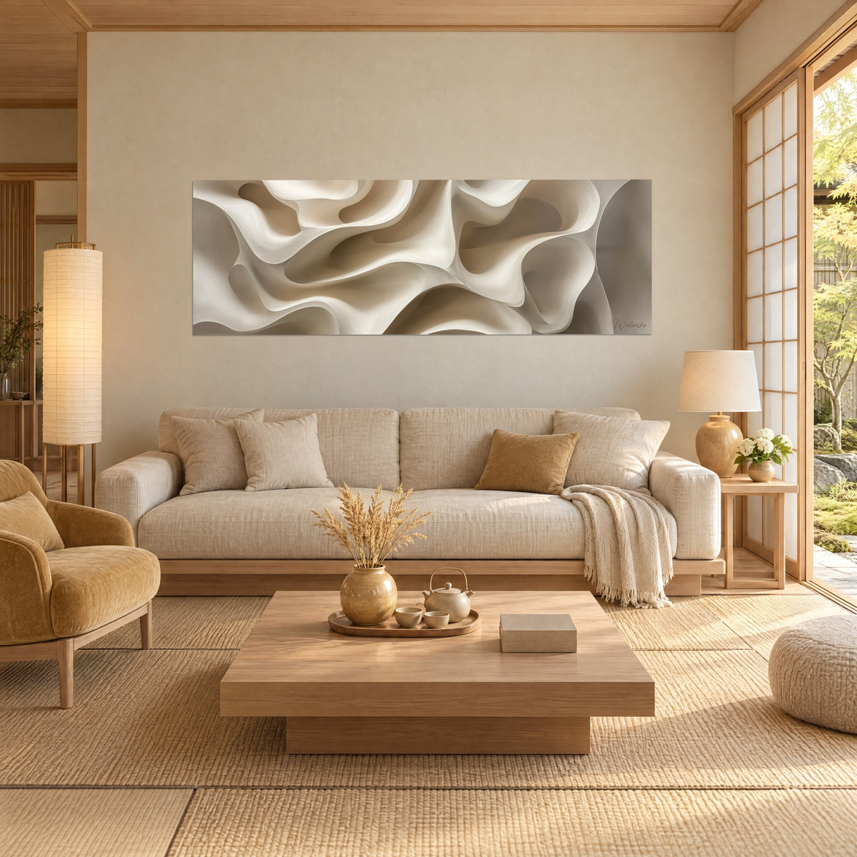 Gemälde mit skulpturalen Falten in Cremeweiß und Sandbeige, über einem Sofa in einem hellen Wohnzimmer