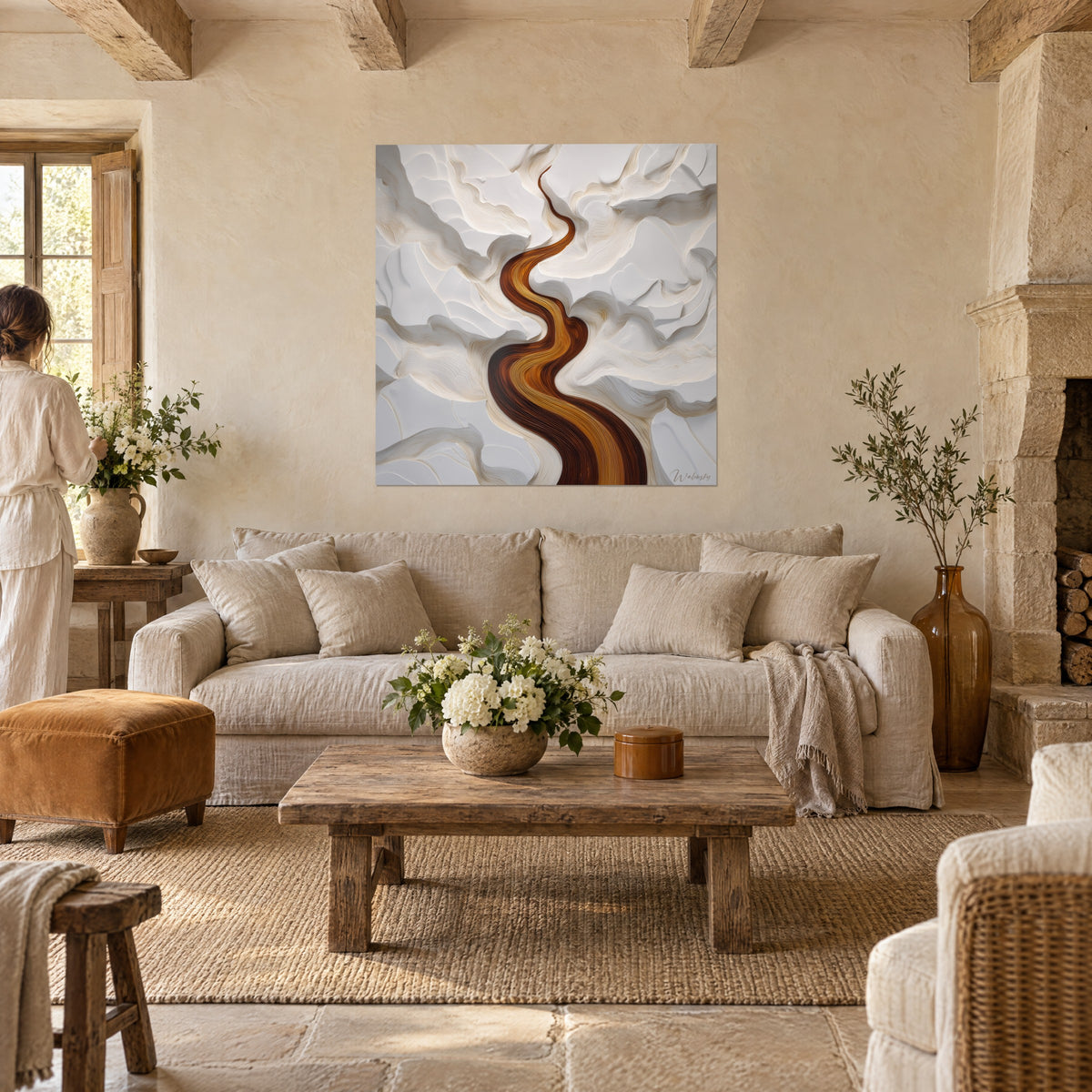Gemälde goldener Fluss, der sich durch weiße, braune und ockerfarbene Wolken schlängelt, über einem Sofa in einem hellen Wohnzimmer