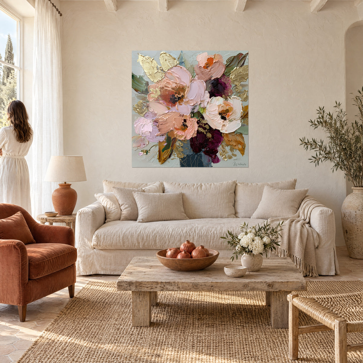Gemälde Pfingstrosenstrauß in Puderrosa und Bordeaux, goldene Akzente, über einem Sofa in einem hellen Wohnzimmer