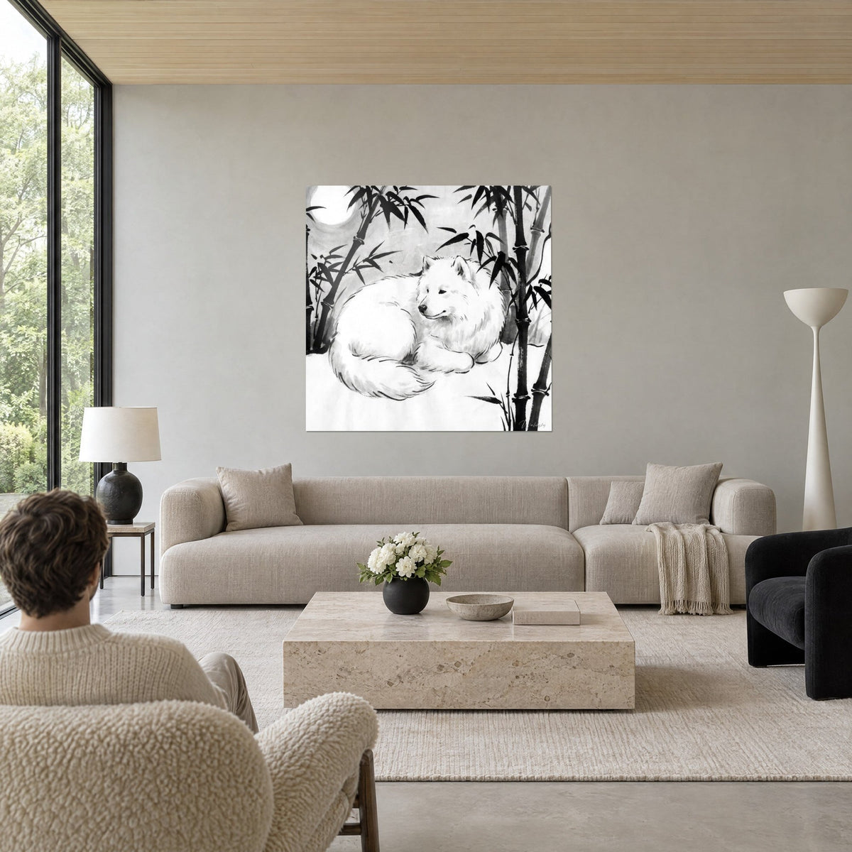 Tableau samoyède blanc lové sous la lune pâle, bambous noirs à l'encre, au-dessus d'un canapé dans un salon lumineux