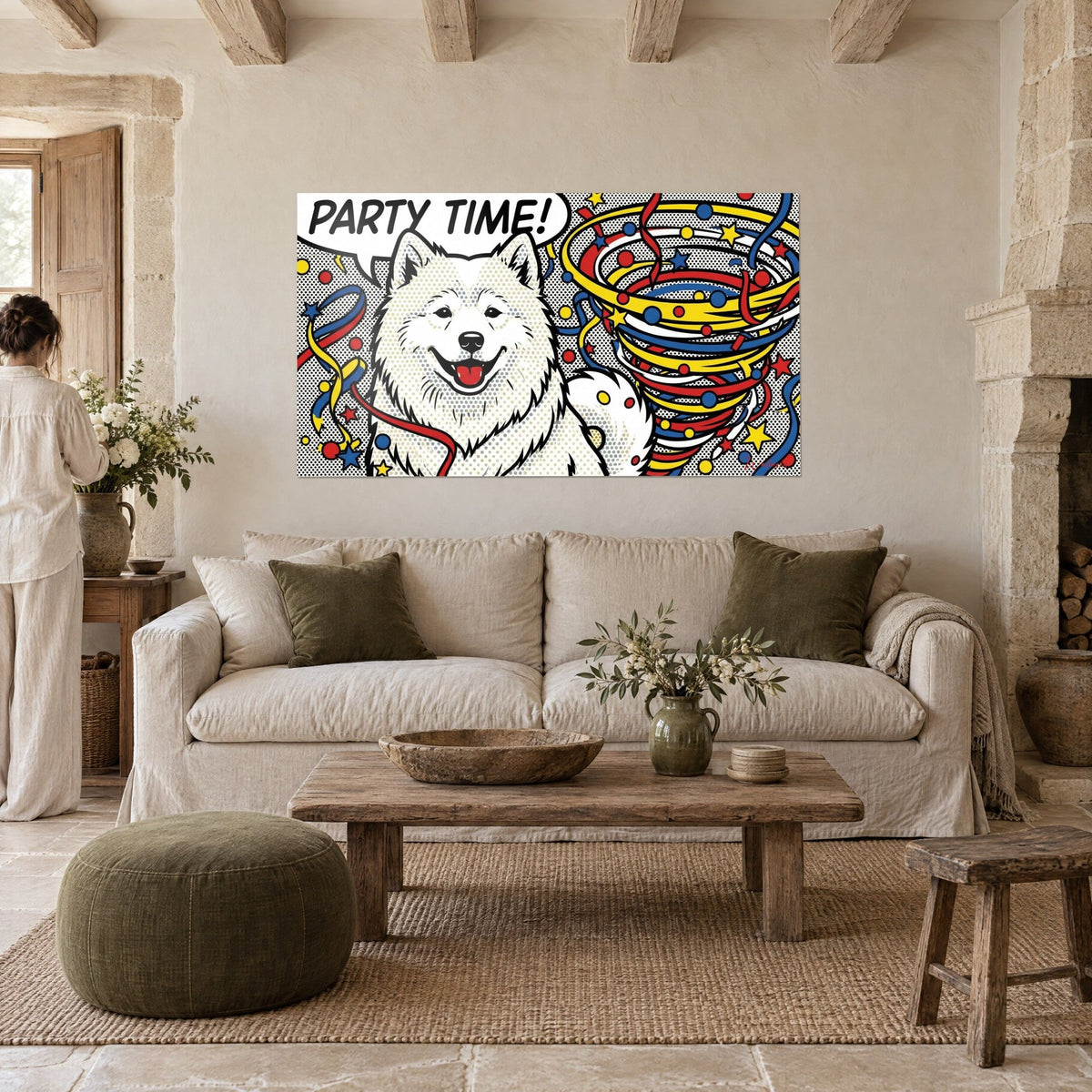 Schilderij van een lachende samojeed in popartstijl, witte vacht en rode en blauwe linten, boven een bank in een lichte woonkamer