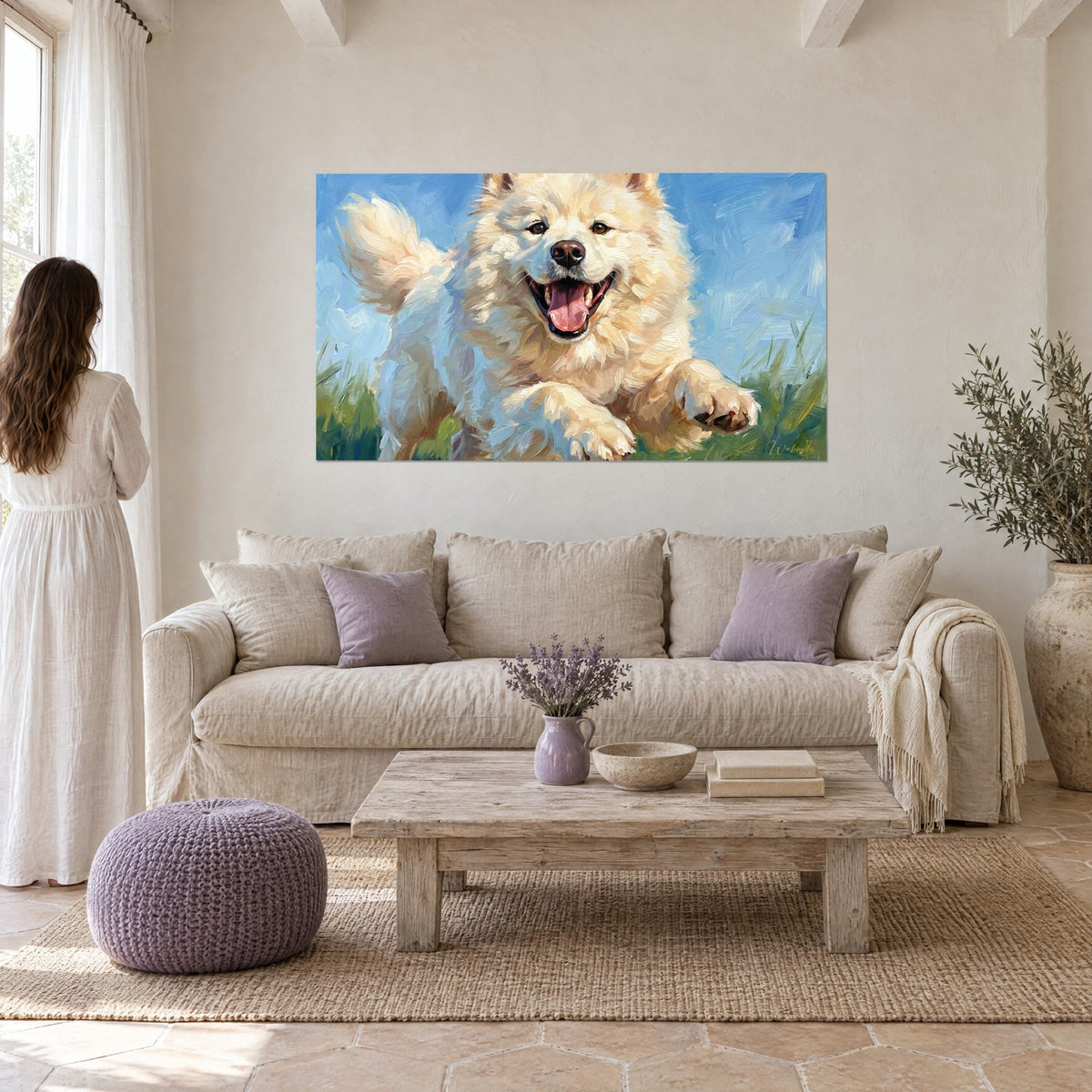 Schilderij crème Samojeed die vrolijk springt tegen een blauwe lucht en groen gras, boven een bank in een lichte woonkamer