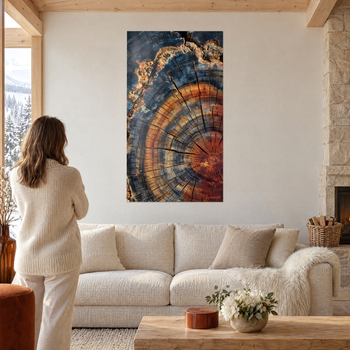 Quadro sezione di tronco con anelli arancioni e blu acciaio, crepe radiali, silhouette di spalle, sopra un divano in un soggiorno luminoso