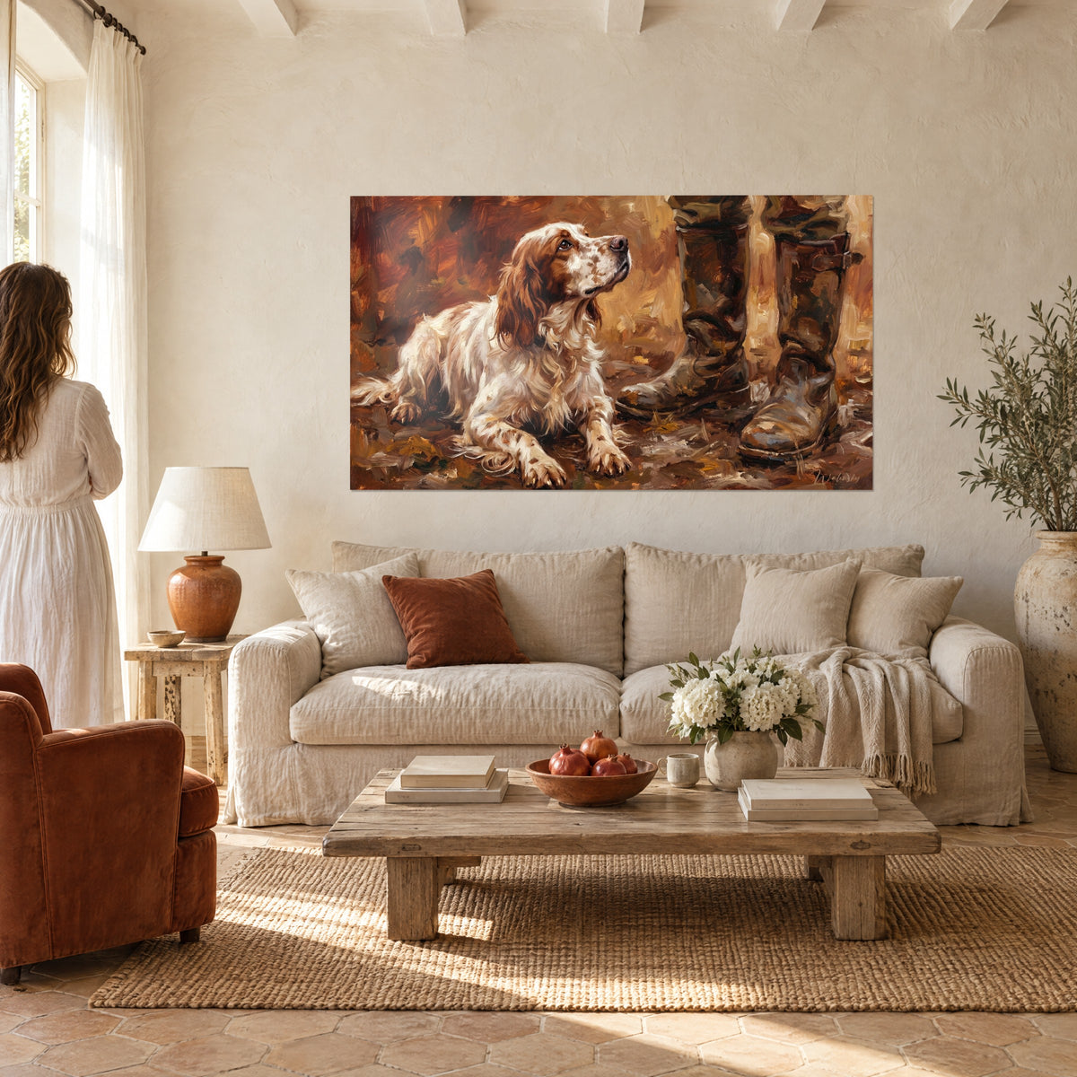 Schilderij witte en oranje Engelse setter die naar de lucht staart, modderige bruine laarzen aan de rand, boven een bank in een lichte woonkamer