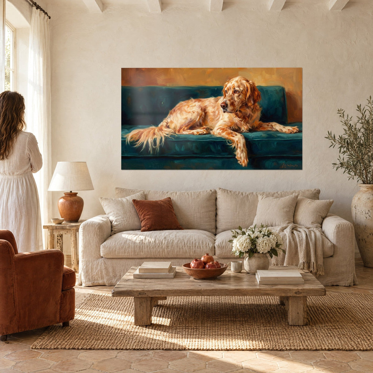 Quadro Cane rosso e crema disteso su velluto turchese, sguardo rivolto di lato, donna di spalle, sopra un divano in un soggiorno luminoso