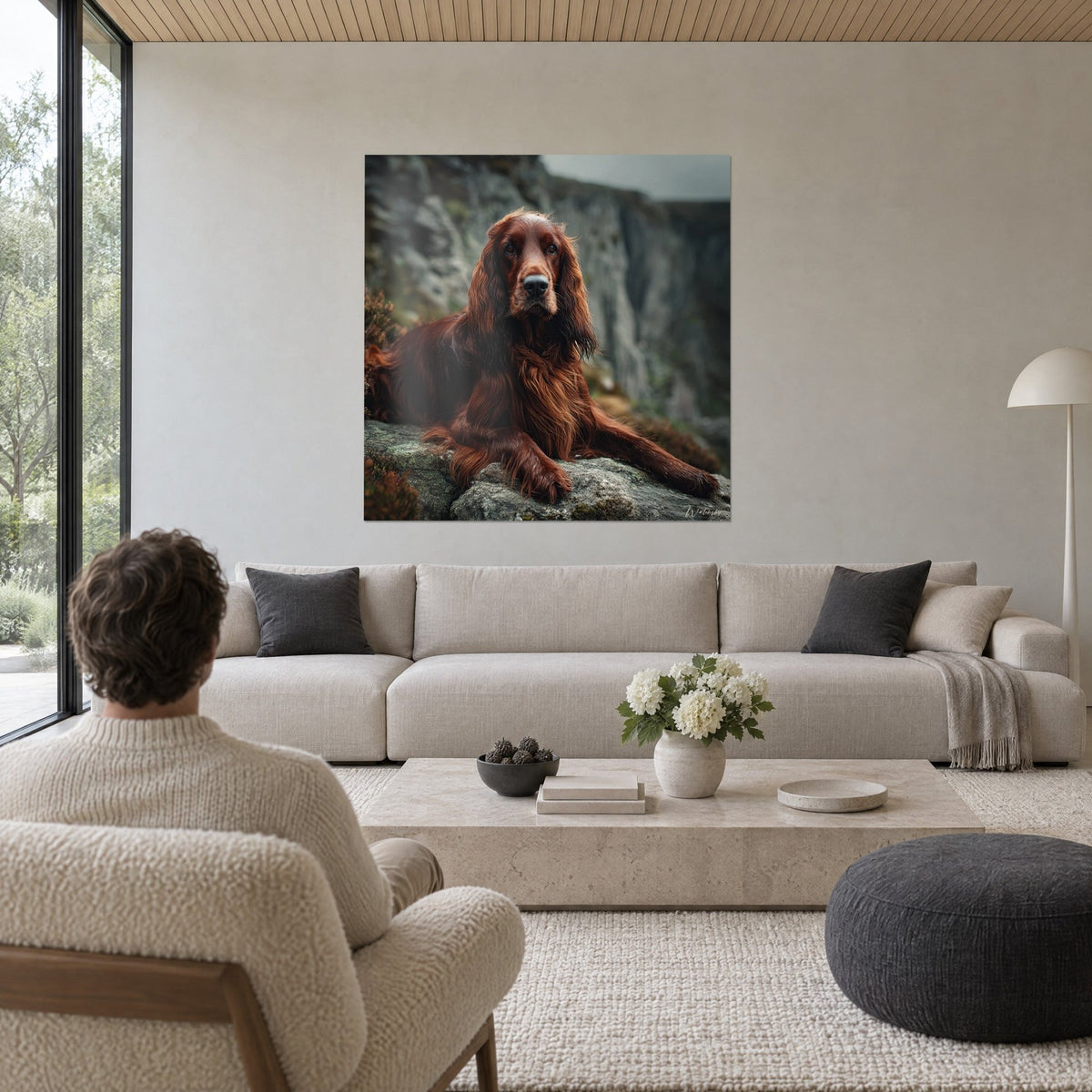 Gemälde eines rotbraunen Hundes mit mahagonifarbenem Fell, auf einem moosbedeckten Felsen liegend, grüngrau, über einem Sofa in einem hellen Wohnzimmer