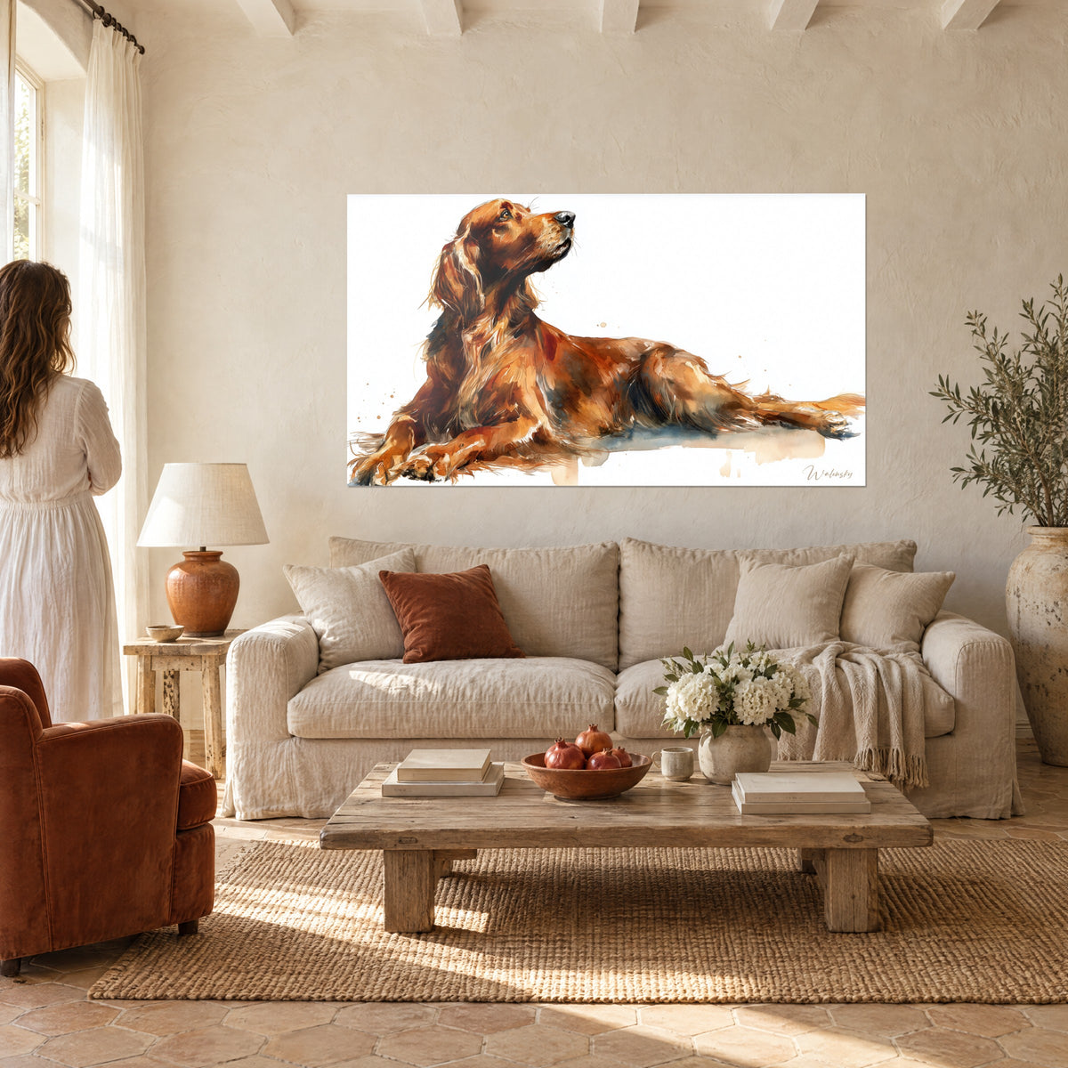 Tableau setter irlandais au pelage acajou, museau levé, aquarelle sur fond blanc, au-dessus d'un canapé dans un salon lumineux