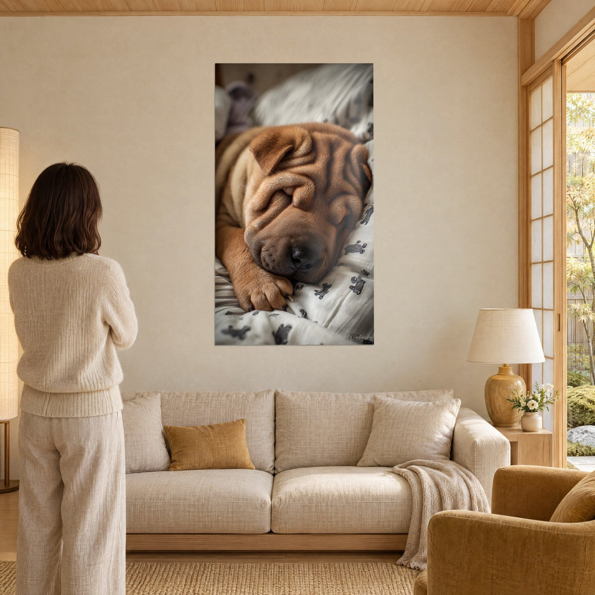 Tableau chiot shar pei roux endormi, museau brun sur fond de linge blanc, femme de dos, au-dessus d'un canapé dans un salon lumineux