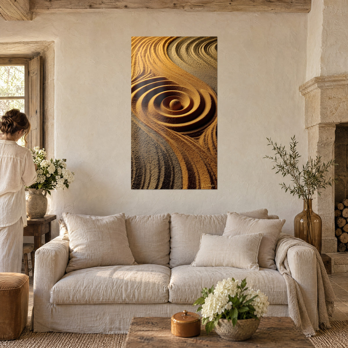 Quadro spirale dorata incise nella sabbia, ocra e marrone profondo, sopra un divano in un soggiorno luminoso