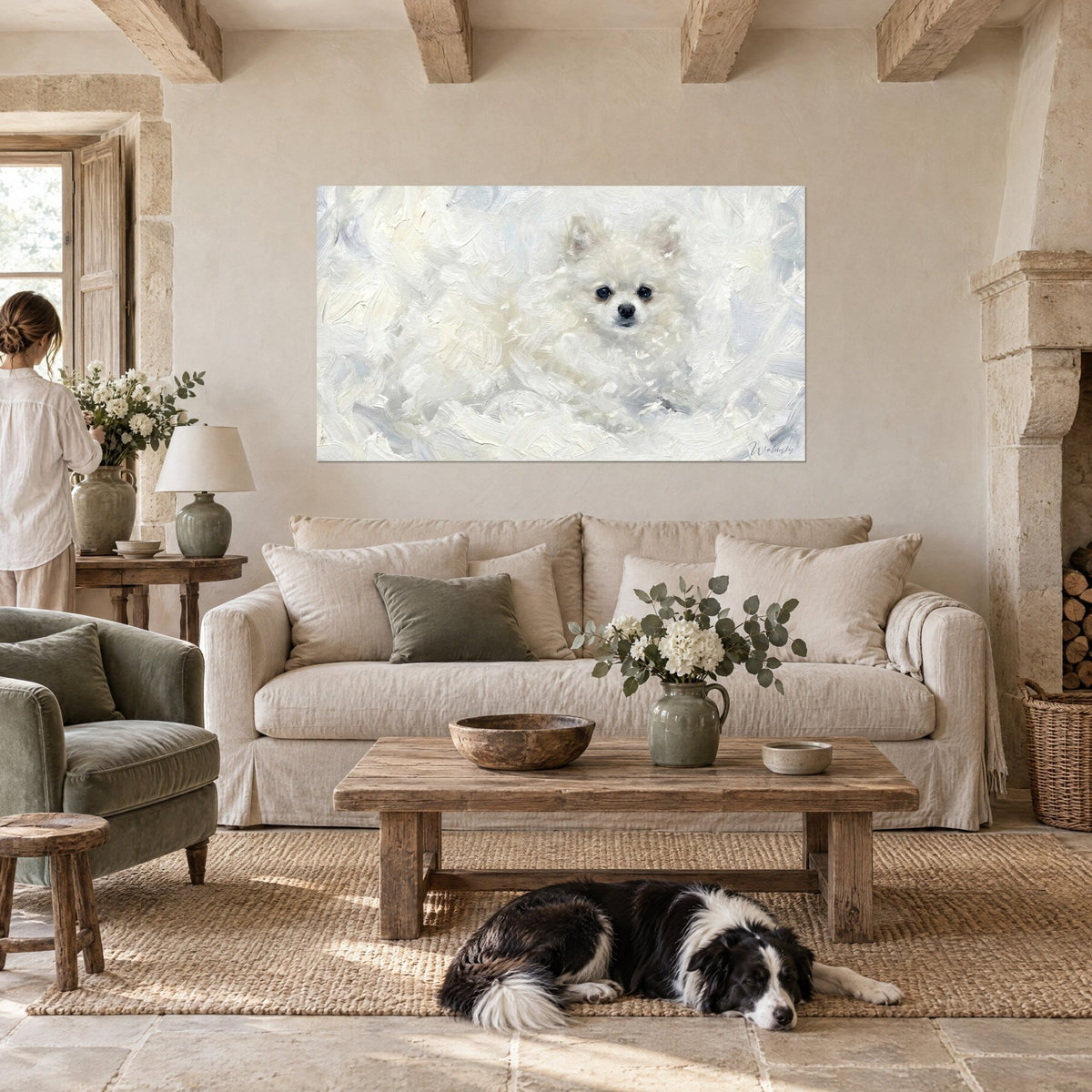 Quadro di uno spitz bianco dagli occhi neri, pelo color crema e grigio perla, sopra un divano in un soggiorno luminoso