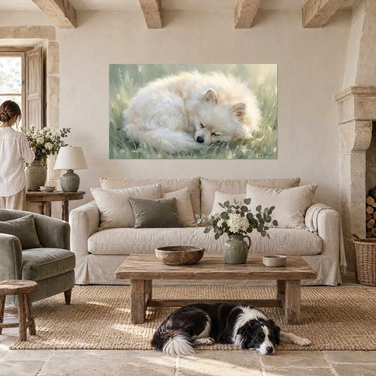Cuadro spitz de Pomerania acurrucado en la hierba tierna, pelaje crema y verde salvia, encima de un sofá en un salón luminoso