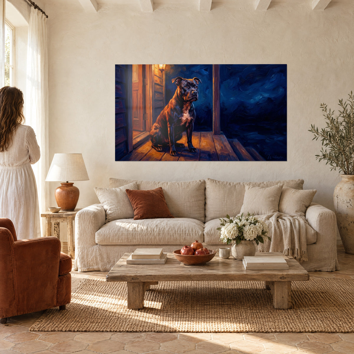 Schilderij van een zwarte staffie met witte borst zittend op een veranda, marineblauwe nacht en oranje gloed, boven een bank in een lichte woonkamer