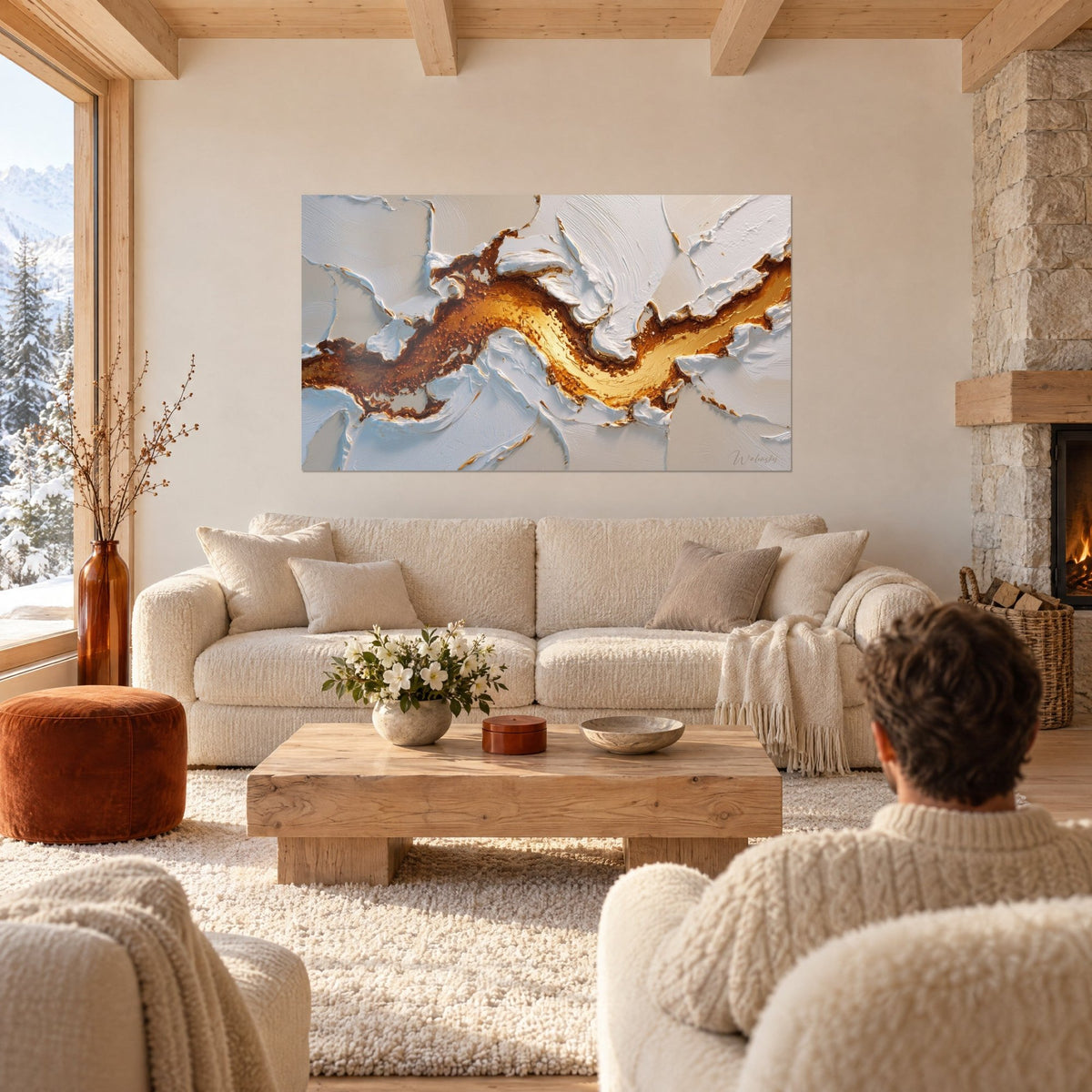 Tableau rivière d'or liquide entre crêtes d'empâtement blanc crème, au-dessus d'un canapé dans un salon lumineux