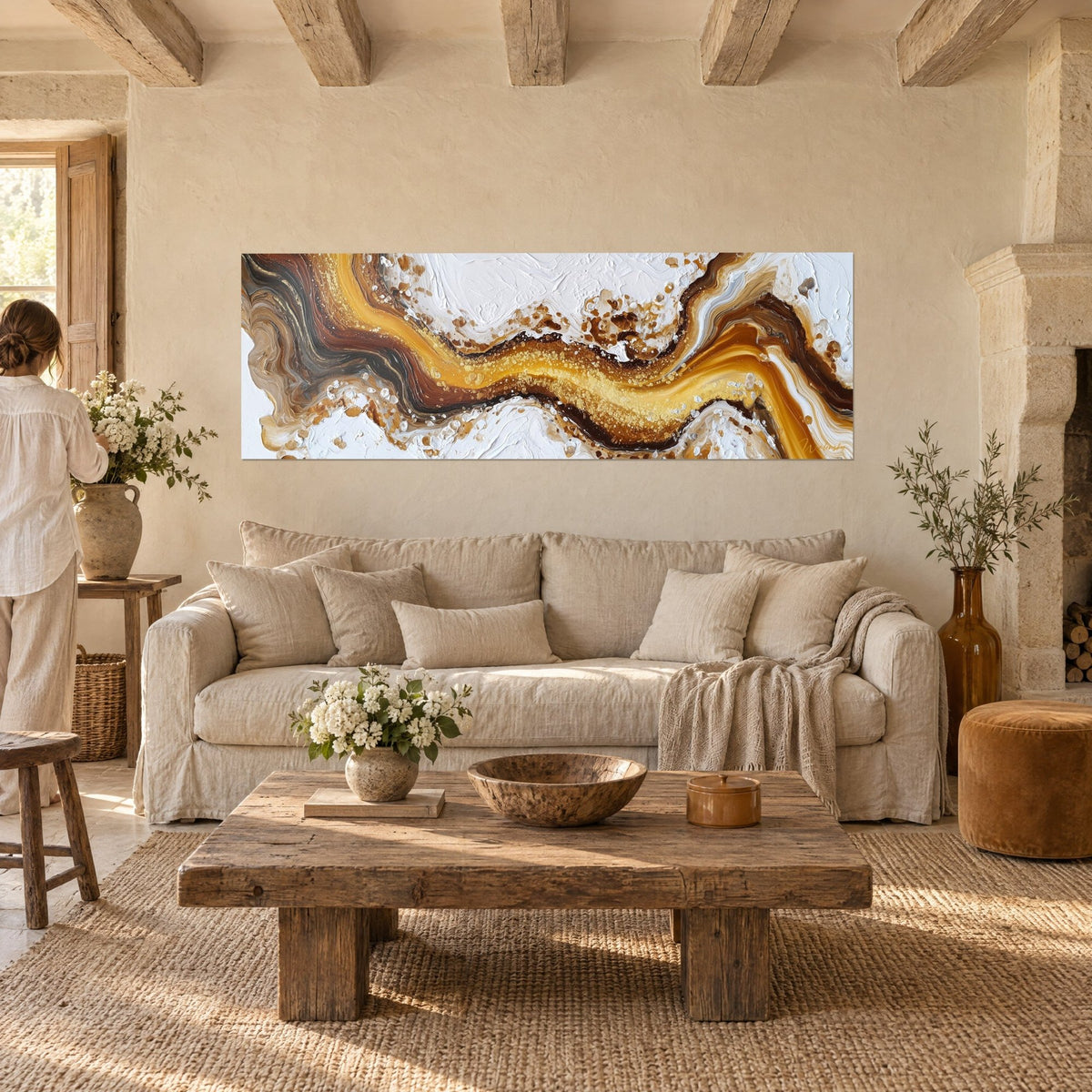 Tableau fleuve d'or liquide serpentant sur fond blanc crémeux, bruns profonds, deux personnes de dos au-dessus d'un canapé dans un salon lumineux