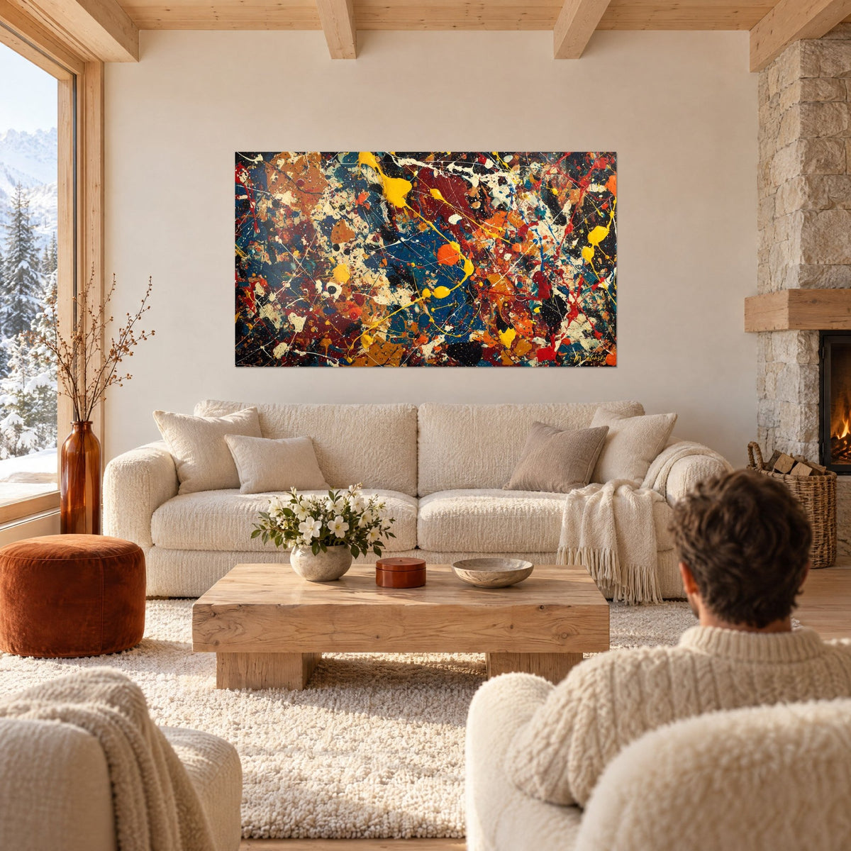 Gemälde mit explodierender Farbspritzung in Petrolblau und Senfgelb, über einem Sofa in einem hellen Wohnzimmer