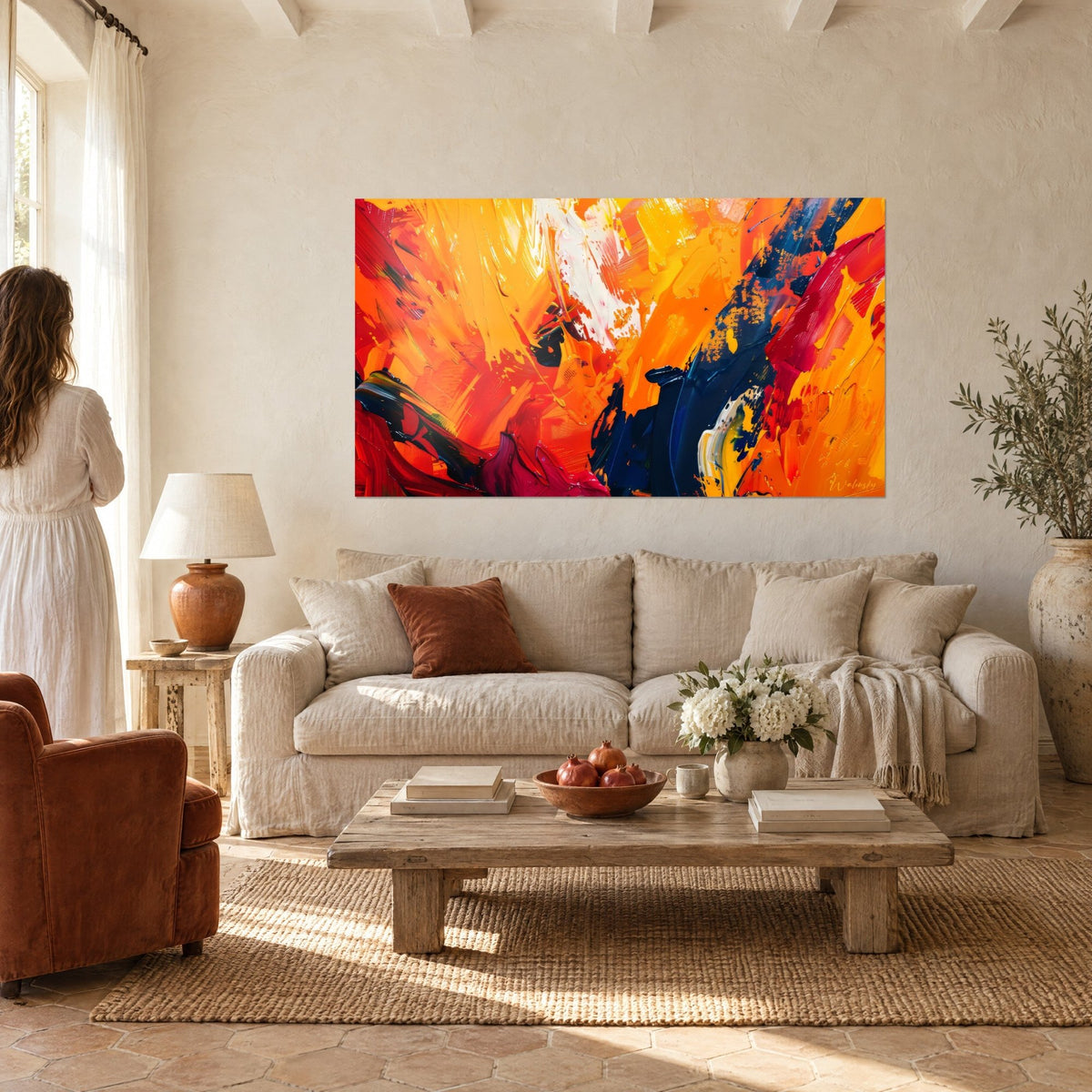Quadro esplosione di pittura arancio vivo e blu notte, pennellate spesse, sopra un divano in un soggiorno luminoso