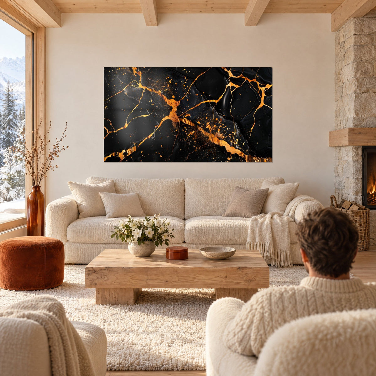 Tableau fissures dorées sur fond noir laqué, veines cuivre et éclats orange, au-dessus d'un canapé dans un salon lumineux