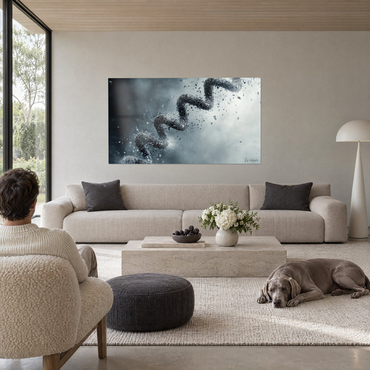 Gemälde einer DNA-Doppelhelix, die sich in stahlgraues Pulver auflöst, vor nebelweißem Hintergrund, über einem Sofa in einem hellen Wohnzimmer