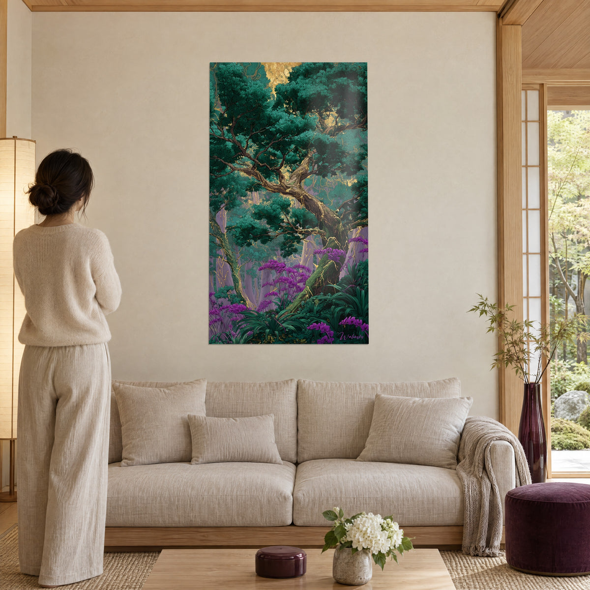 Gemälde majestätischer Baum mit smaragdgrünem Laub und violetten Orchideen, goldene Adern, über einem Sofa in einem hellen Wohnzimmer