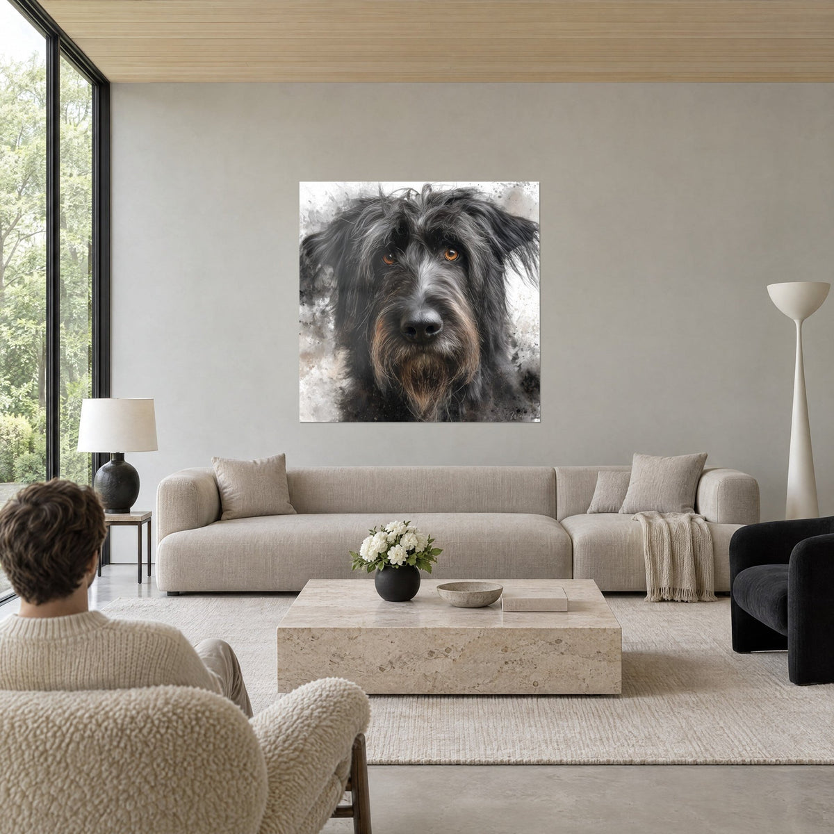 Gemälde Briard mit kohlschwarzem Fell und bernsteinfarbenen Augen, graue Spritzer, über einem Sofa in einem hellen Wohnzimmer
