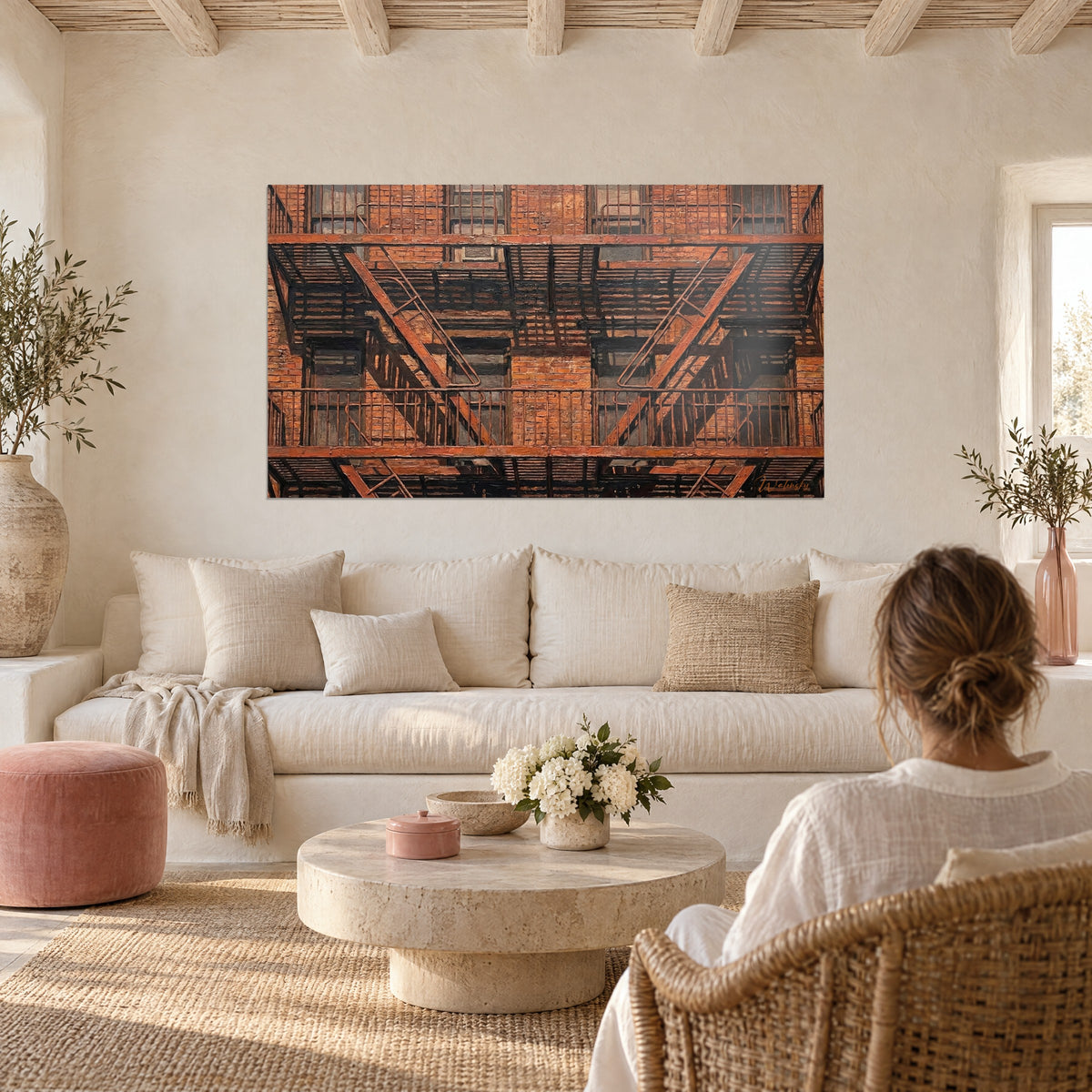 Quadro facciata di mattoni rossi con scale antincendio dalle ombre nere, sopra un divano in un soggiorno luminoso