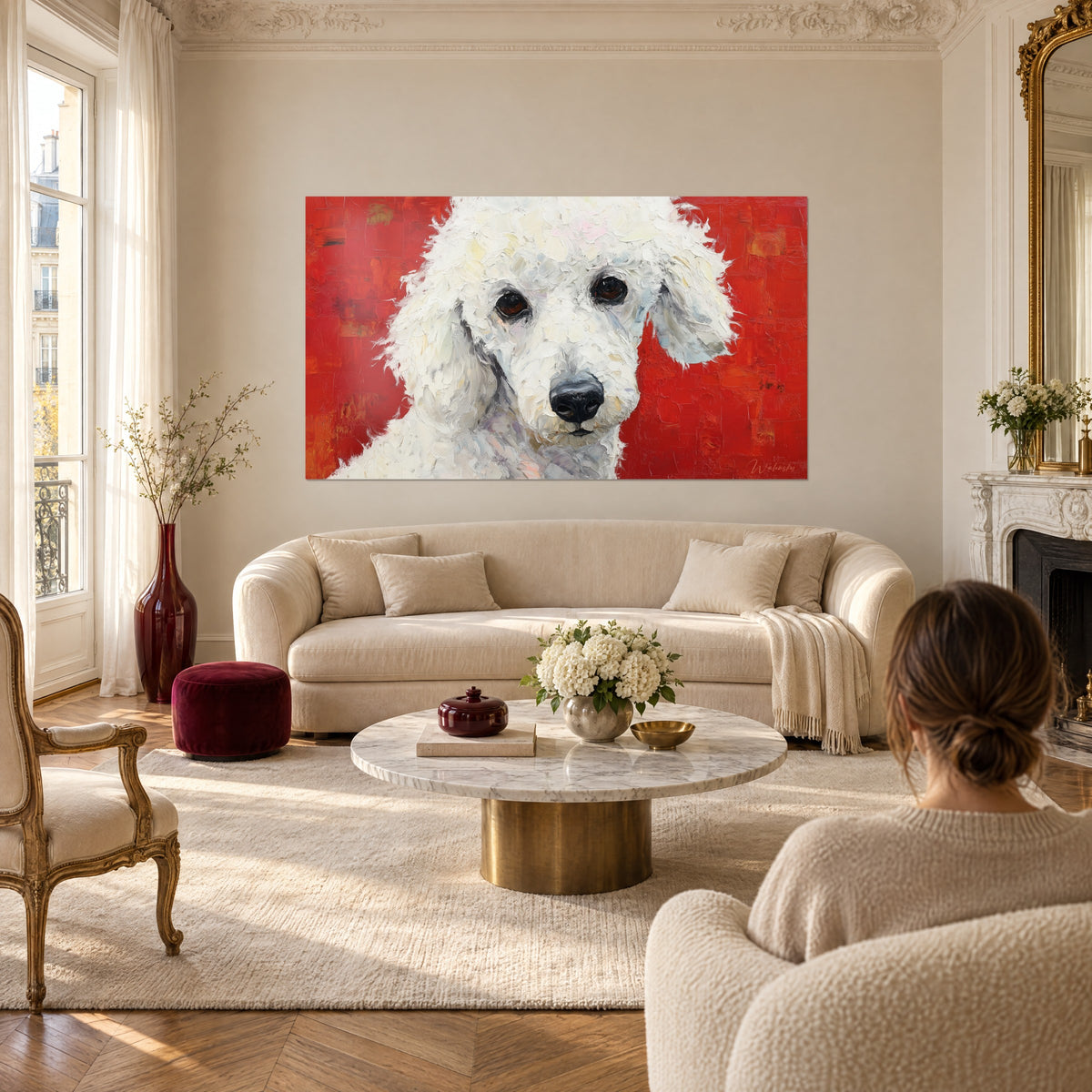 Quadro barboncino bianco con riccioli di colore spessi, sfondo rosso vivo, donna di spalle, sopra un divano in un soggiorno luminoso
