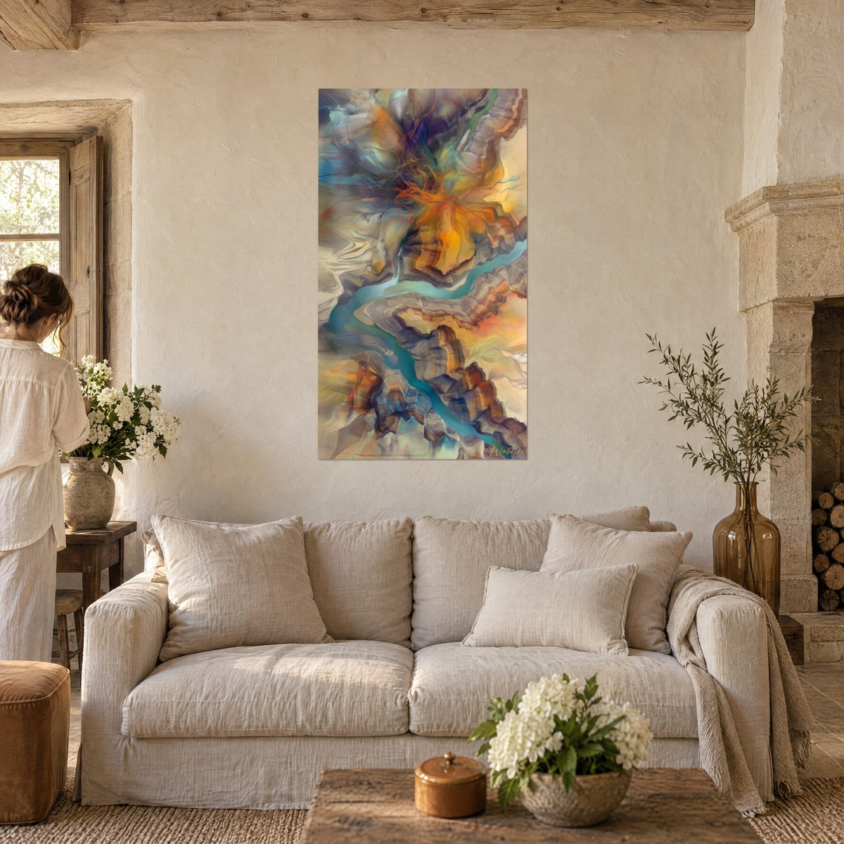 Tableau canyon vu du ciel, rivière turquoise entre strates ocre et gris, éclats orange, au-dessus d'un canapé dans un salon lumineux
