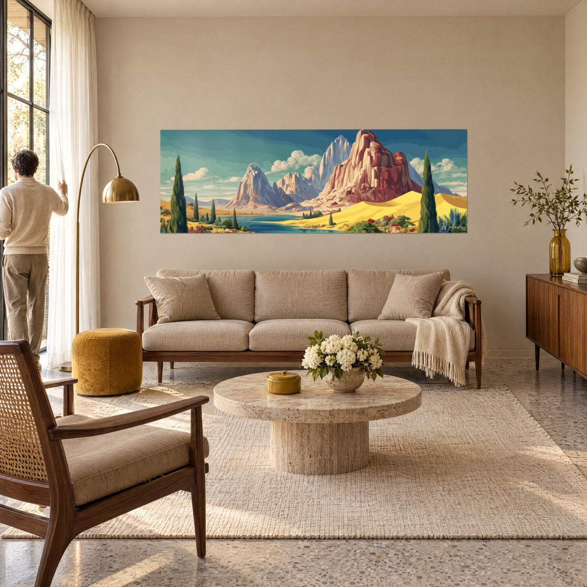 Schilderij van een canyon met rode kliffen boven een turquoise meer, gele duinen en donkere cipressen, boven een bank in een lichte woonkamer