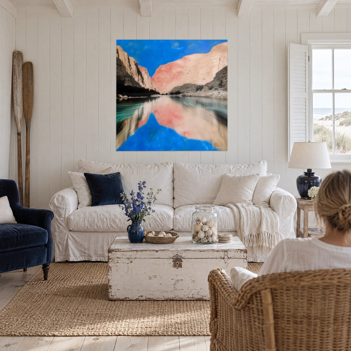 Schilderij canyon met okerkleurige en roze wanden die weerspiegelen in het kobaltblauwe water, boven een bank in een lichte woonkamer
