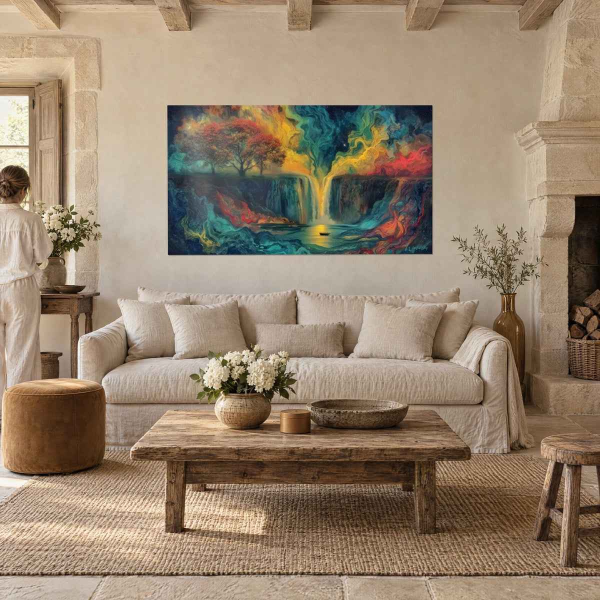 Schilderij surrealistische waterval met goudgele en turquoise wervelingen, rode bomen op de klif, boven een bank in een lichte woonkamer
