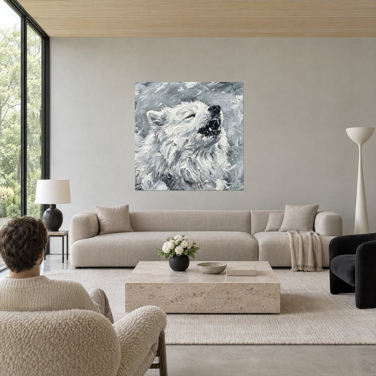 Schilderij Huilende Samojeed, wit en staalgrijs vacht in dikke impasto, zwarte snuit omhoog, boven een bank in een lichte woonkamer